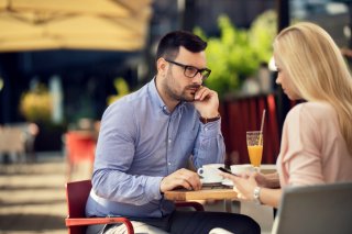 デート中のスマホいじりは控えて（写真:iStock）