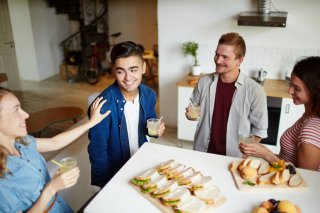 いろんな人と話してみる（写真:iStock）