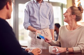 ついつい奢っちゃう…（写真:iStock）