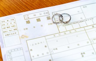 女性は特に手続きが面倒！（写真:iStock）