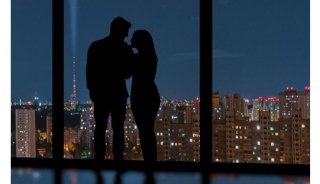 夜景を見ながら唇を押しつけ合い（写真:iStock）