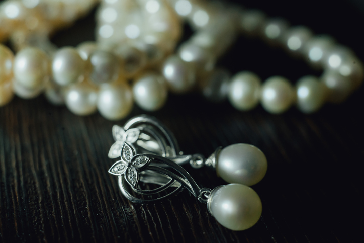 真珠のアクセサリーで控え目な女らしさを（写真:iStock）