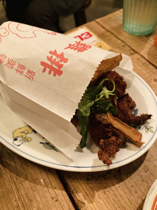 「台湾クリスピー唐揚げ」現地のお総菜袋らしきものに入って登場。楽しい演出！（C）コクハク