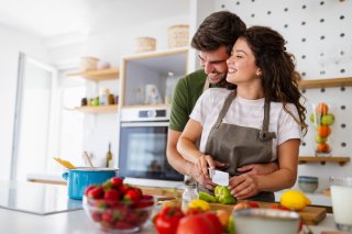 料理中でも気持ちが抑えきれない（写真:iStock）