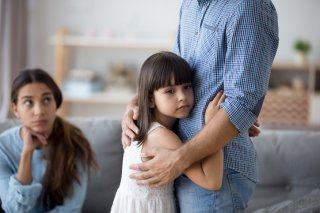 「目が笑ってなくて怖い」（写真:iStock）