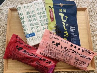 この日の戦利品。房州ひじき（648円）と半田手延べ極太麺（673円）も一緒に♡（C）コクハク