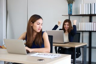 女の敵は女…職場LINEに気をつけて！（写真:iStock）