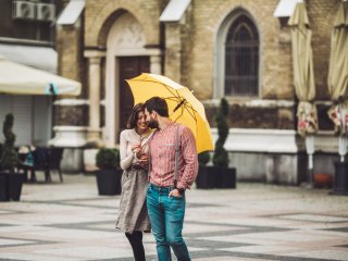 相合い傘も楽しみ♡（写真:iStock）