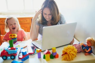 子育てしながらの手続きは大変…（写真:iStock）