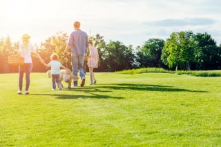 周りの夫婦に感じる羨ましさ（写真:iStock）