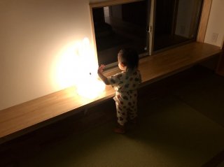 素材はポリエチレン、電球はLEDなので軽くて熱くない （C）コクハク