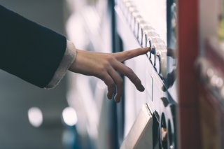 「とりあえず温かい飲み物でも」（写真:iStock）