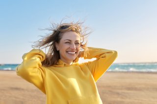 ひとりを楽しめる女性が最強（写真:iStock）