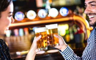 お酒好きならビアガーデンへ（写真:iStock）