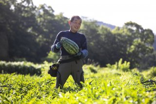 戦水甘ゼブラを手に笑顔がはじける（C）Koji Takano