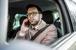 「一旦、ママに相談しなくちゃ…」（写真:iStock）