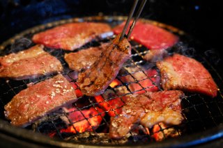 焼肉を集られたら警戒して（写真:iStock）