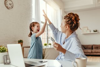 子どもの相手をしながら…（写真:iStock）