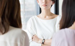 お局怖すぎ問題（写真:iStock）