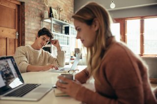 手があくたびに質問攻め…（写真:iStock）