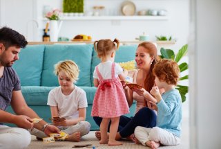 子供3人はなかなか大変（写真:iStock）