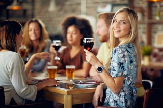 せっかくの同窓会、楽しもう（写真:iStock）