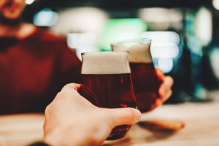 ビールで乾杯（写真:iStock）