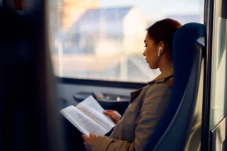 長時間、電車に揺られなくて済むのは助かるけど（写真:iStock）