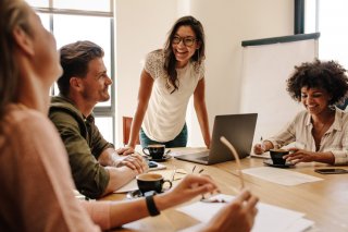 その人がいるだけで場が和む（写真:iStock）