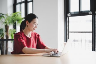 仕事中も美姿勢を（写真:iStock）