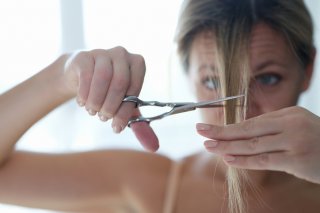 「前髪切りたい」衝動の理由…伸ばしたい人必見“対処法”4選