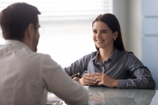 笑顔で聞いているフリ（写真:iStock）