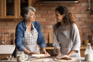 お義母さんに教えを乞う（写真:iStock）