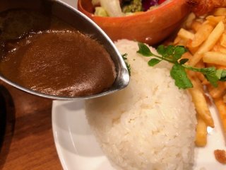 カレーをとろーり（C）コクハク