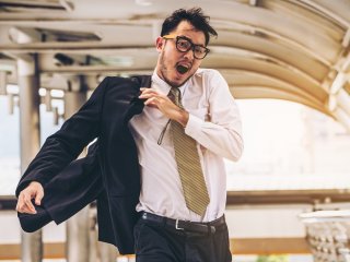 「仕事で忙しいから、あとで返そう…」（写真:iStock）