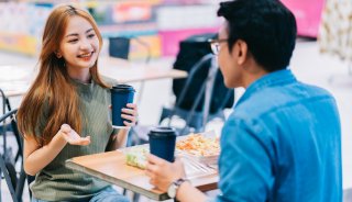 笑顔で話してみて（写真:iStock）