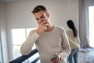 常にスマホを持っている（写真:iStock）