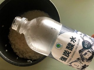 ファミマの炭酸水を愛用してます（C）コクハク