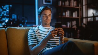 ネットで調べ合うのもアリ！（写真:iStock）