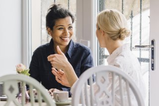 相手が好きそうな話題を振ってみる（写真:iStock）