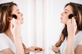 チークは縦長に！（写真:iStock）