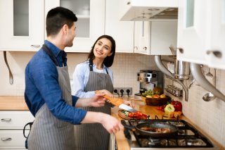 料理などの愛情表現も欠かさずに（写真:iStock）