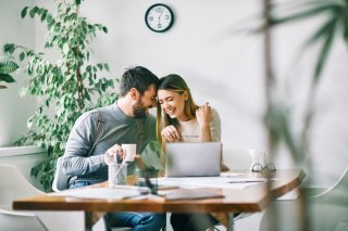 リモワ男子はオンラインでみつけよう（写真:iStock）