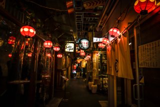 赤ちょうちんの飲み屋街もいいけどね（写真:iStock）