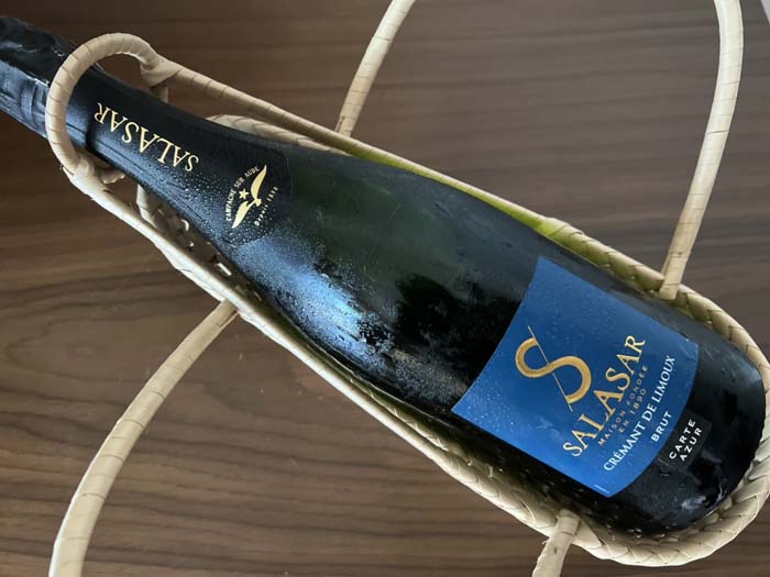 「サラザール クレマン・ド・リムー ブリュット」。クレマンは仏国内のシャンパーニュ以外の産地で伝統的製法により造られたスパークリングワインの総称で、ブリュットとは「辛口」の意（写真:市野瀬瞳）