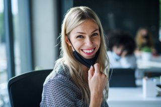 マスクの下でも笑顔！（写真:iStock）