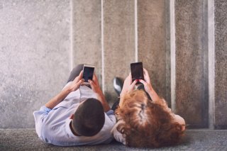 スマホのIDを交換し…（写真:iStock）