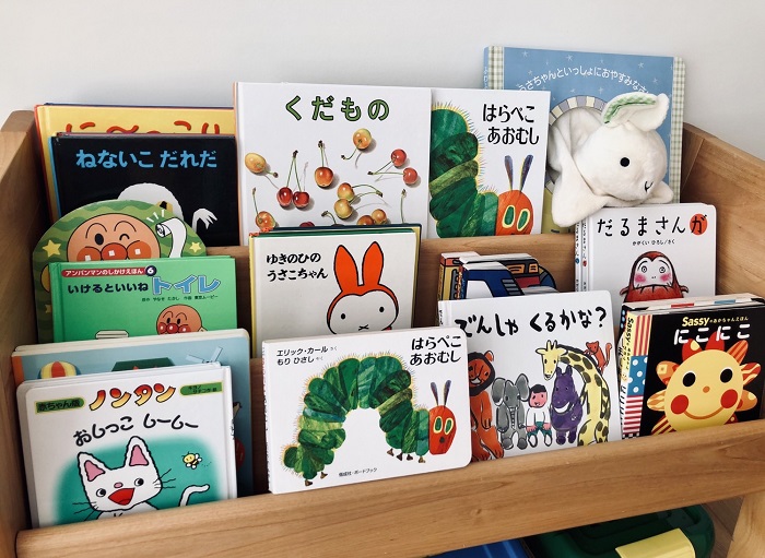 こちらは下の子（1歳10カ月）の本棚。上の子の絵本を破ろうとするので置き場所を分けています （Ｃ）コクハク