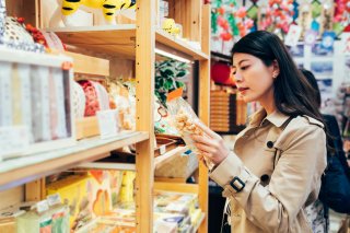 お土産を渡して自然に誘う（写真:iStock）