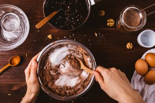 お菓子作りに挑戦（写真:iStock）